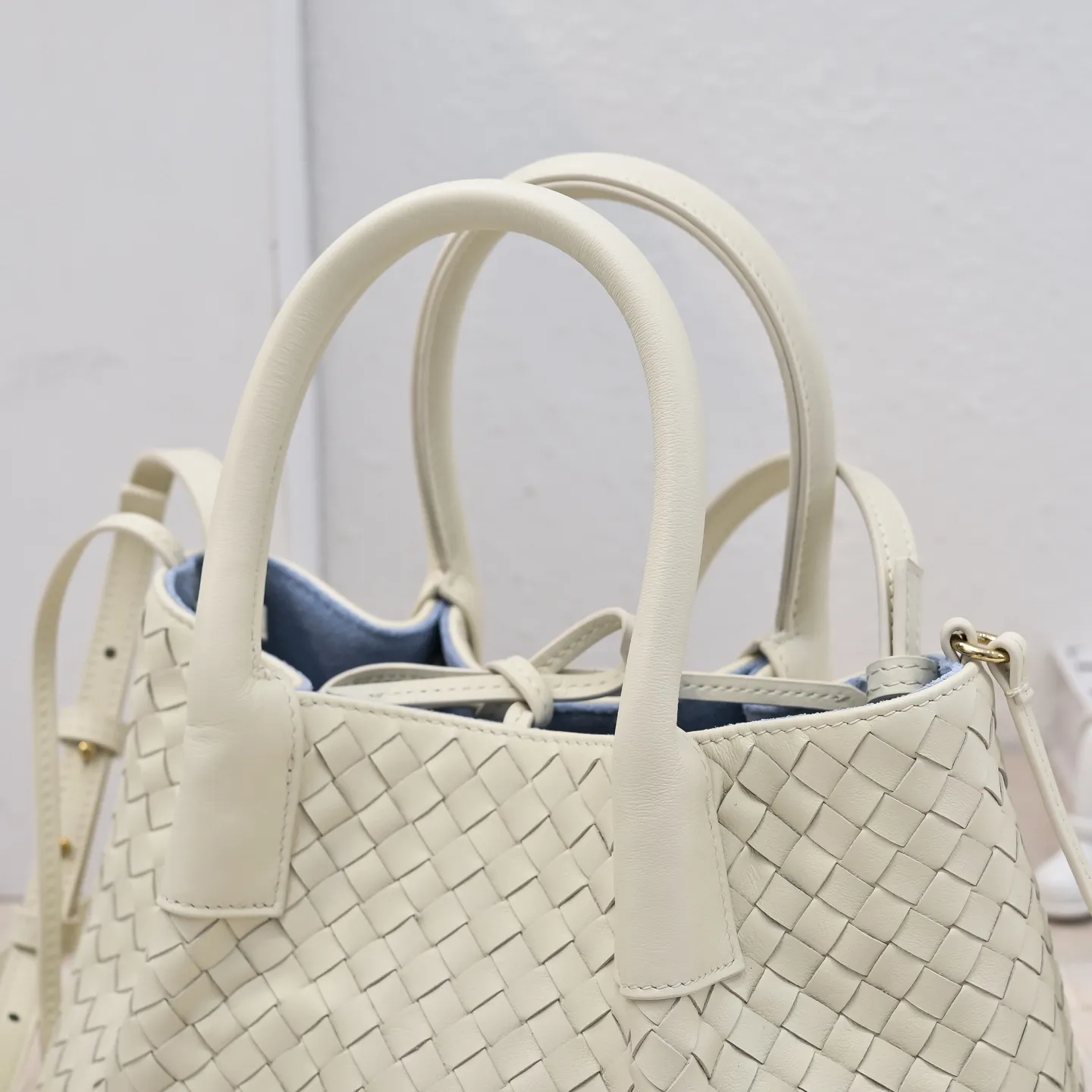 Batch 1760 BOTTEGA VENETA 2025 new product pinacoteca has super soft leather, and the weaving function, practicality and relaxed fashion sense have not fallen behind❤️‍🔥Amway has given sisters a must-have bag when going out. The size of the bag also accurately meets the commuting needs of urban beauties. It can accommodate mobile phones, keys, lipstick, powder, sunscreen, shopping bags...all of it! ! ! 🔥The capacity should not be underestimated~ It does not choose people, clothes, or occasions. With its majestic curved outline, exquisite woven texture, delicate edges and rounded handles, this woven vegetable basket bag truly achieves the goal of "dressing up and being fashionable without getting in the way"~ Are you interested in Jimei? Style number: 9004 Size: 24*15*12cm